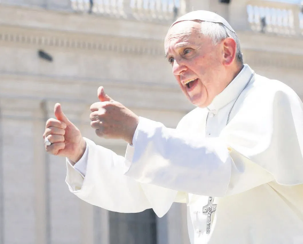 Papa bize destek oluyor