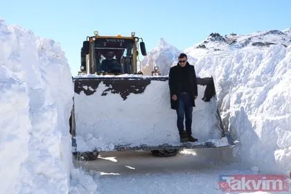 Hakkari Yüksekova’da askeri üs bölgelerinin yolu 4 günde açıldı! 8 metreyi aşan kar kalınlığı