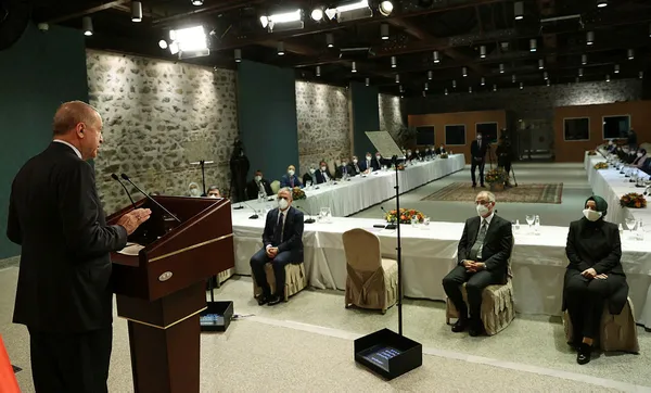 son-dakika-baskan-erdogandan-dolmabahce-cumhurbaskanligi-ofisinde-onemli-aciklamalar-muslumanlar-cift-yonlu-cendereye-aliniyor-1612632904691.jpg Son dakika: Başkan Erdoğan'dan Dolmabahçe Cumhurbaşkanlığı Ofisi’nde önemli açıklamalar: Müslümanlar çift yönlü cendereye alınıyor-2