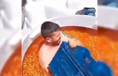 sut-banyosundan-sonra-bir-igrenc-goruntu-daha-yari-ciplak-halde-girdigi-tanktan-zeytinleri-kasalara-doldurdu-1690642109928.jpeg Süt banyosundan sonra bir iğrenç görüntü daha: Yarı çıplak halde girdiği tanktan zeytinleri kasalara doldurdu-2