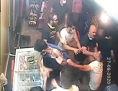 Bayiinin önünde meydan kavgası