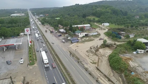 Son dakika haberi: Kocaeli-Sakarya yolu kapandı! Sürücüler yolda kaldı-2