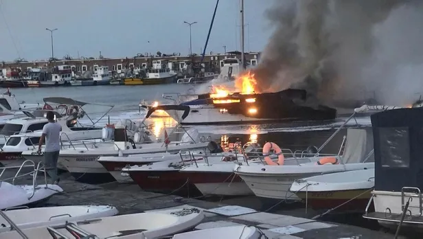 Avcılar balıkçı barınağındaki 7 tekne çıkan yangında kullanılamaz hale geldi: "Adam yandı mı bilmiyoruz"-3