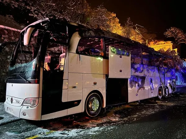 polisleri-tasiyan-otobus-zigana-daginda-alev-aldi-1680232519392.jpg Polisleri taşıyan otobüs Zigana Dağı'nda alev aldı-4