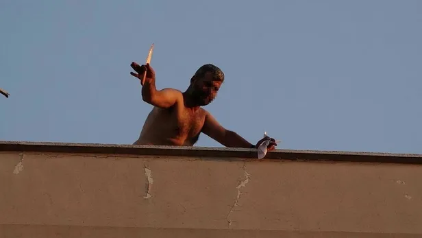 7-saatlik-intihar-tesebbusu-catiya-bomba-koydum-1627329603338.jpeg 7 saatlik intihar teşebbüsü! "Çatıya bomba koydum"-3