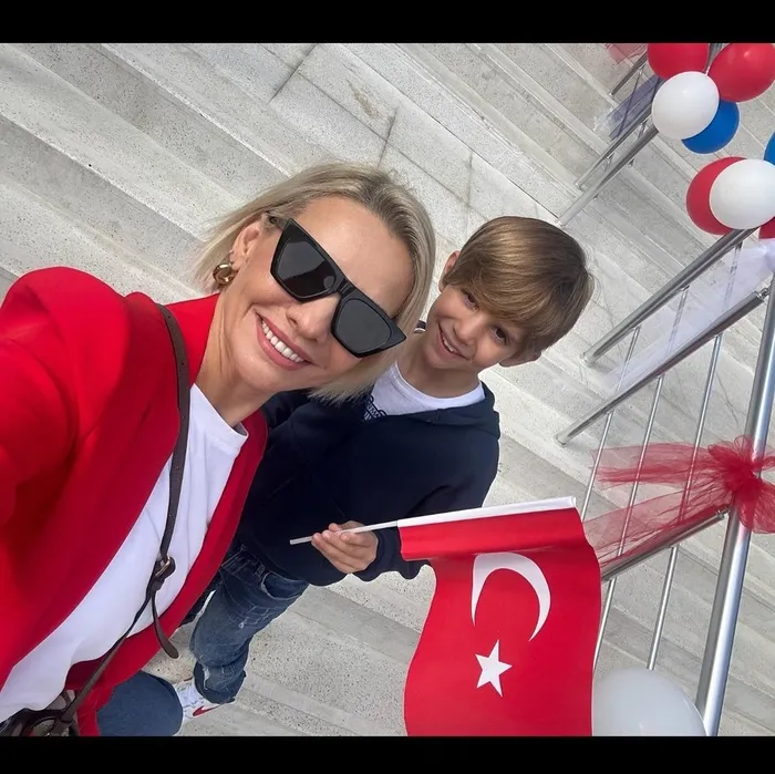 esra-eroldan-babama-benziyorum-diyen-oglu-omere-duygusal-mesaj-ilk-yorum-gorumceden-canli-yayinda-annesini-fen-1700554925867.jpg Esra Erol’dan "Babama benziyorum" diyen oğlu Ömer’e duygusal mesaj! İlk yorum görümceden! Canlı yayında annesini fena bozmuştu...-8