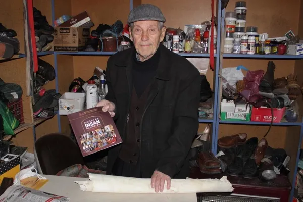 baskan-erdogandan-odul-alan-91-yasindaki-karatabak-ustasi-heyecandan-uyuyamamis-erdogana-bunlari-soyledi-ben-yukumu-al-yukum-cok-agir-1642077463176.jpg Başkan Erdoğan'dan ödül alan 91 yaşındaki 'karatabak' ustası heyecandan uyuyamamış! Erdoğan'a bunları söyledi: Ben yükümü al yüküm çok ağır-2