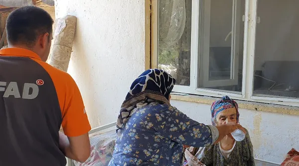 son-dakika-yanan-evinin-onunde-yerde-yatan-yasli-kadin-fotografiyla-yapilan-algi-yalan-cikti-kizi-soyledi-annemi-oraya-ben-yatirdim-1627985671172.jpg SON DAKİKA: Yanan evinin önünde yerde yatan yaşlı kadın fotoğrafıyla yapılan algı yalan çıktı! Kızı söyledi: Annemi oraya ben yatırdım-8