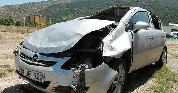 Afyon Da Feci Kaza Otomobil Sarampole Uctu Takvim