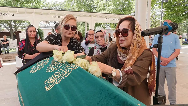 emel-yildiz-hayatini-kaybetti-turkan-soray-son-yolculugunda-yaniz-birakmadi-1781703702087.jpeg Emel Yıldız hayatını kaybetti! Türkan Şoray son yolculuğunda yanız bırakmadı-3