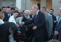 Başkan Erdoğan gazetecilere basketbol topu hediye etti!