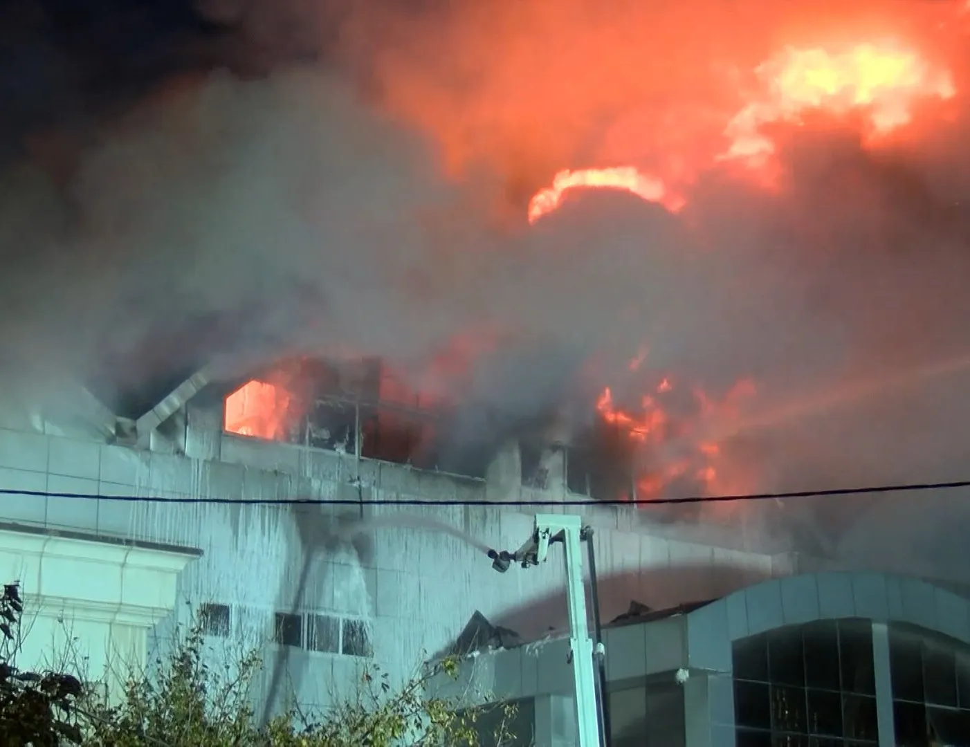 Çelik tencere fabrikası alevlere teslim oldu