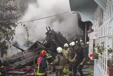 Arnavutköy’de 3 katlı binada yangın!