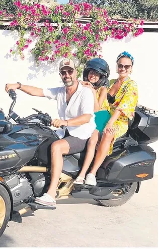 Seda Güven ve Ali Güzel lüks motosikletleriyle Bodrum sokaklarını gezdi