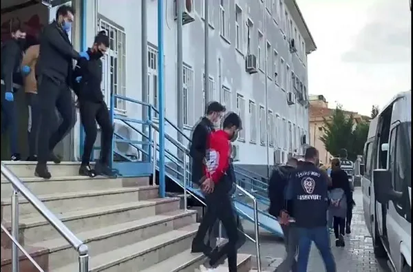 istanbul-esenyurtta-884-adet-sahte-suriye-altini-ele-gecirildi-1606817576967.jpg İstanbul Esenyurt'ta 884 adet sahte Suriye altını ele geçirildi-2