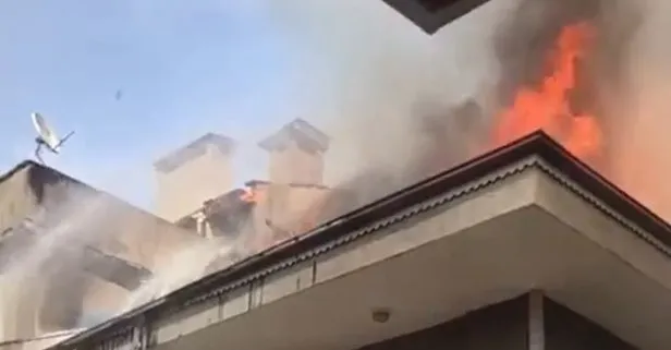 3 katlı binanın çatı katında yangın çıktı, alevler gökyüzünü sardı! Ekipler acil müdahale etti!