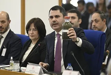 Bakan Murat Kurum İzmir'den getirdiği kirli deniz suyu numunesini Meclis'e getirdi