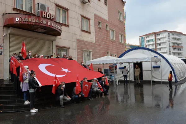 diyarbakir-anneleri-29-ekim-cumhuriyet-bayramini-istiklal-marsi-okuyarak-kutladi-1635516952347.jpg Diyarbakır Anneleri 29 Ekim Cumhuriyet Bayramı'nı İstiklal Marşı okuyarak kutladı-2