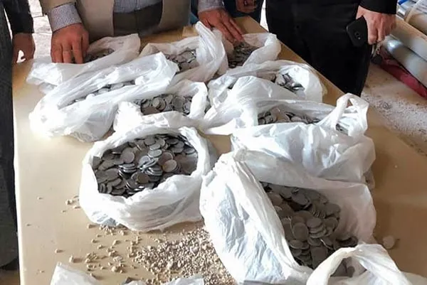 Tarihi konaktan para fışkırdı! Kapı kirişinde...-6