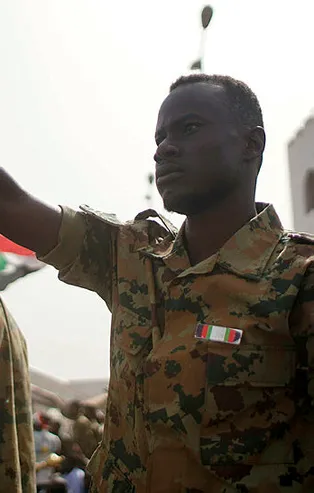 Son dakika: Sudan'da ordu yönetime el koydu