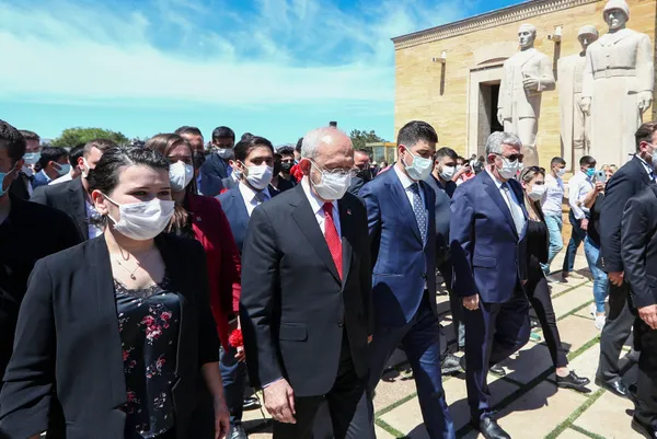 son-dakika-pkknin-siyasi-uzantisi-hdpye-bakanlik-vermek-isteyen-chpde-kemal-kilicdaroglu-anitkabiri-ziyaret-etti-1621431183207.jpg