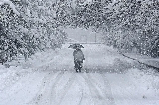 Kar yağışı geldi çattı! Meteoroloji'den uyarı üstüne uyarı: Su baskını, heyelan, sel, buzlanma...