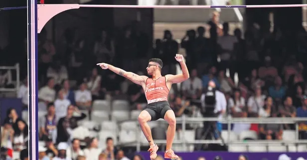 Paris’te bir başarı daha: Pozunu verdi finale yükseldi!