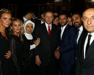 Erdoğan’ın elini bırakmadı
