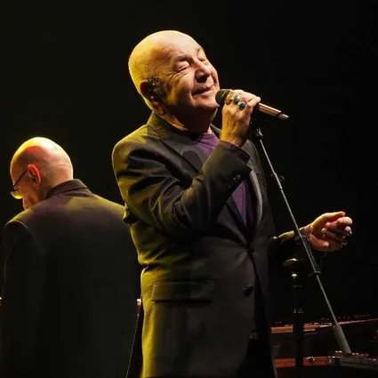 Eşinin elinden sıkıca tuttu adımlarını zor attı! Mazhar Alanson’un Şebnem Ferah konserindeki son hali endişelendirdi