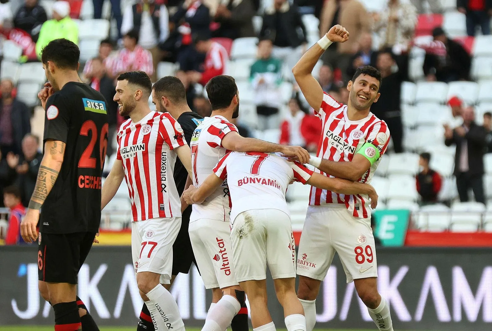Antalyaspor evinde güldü!