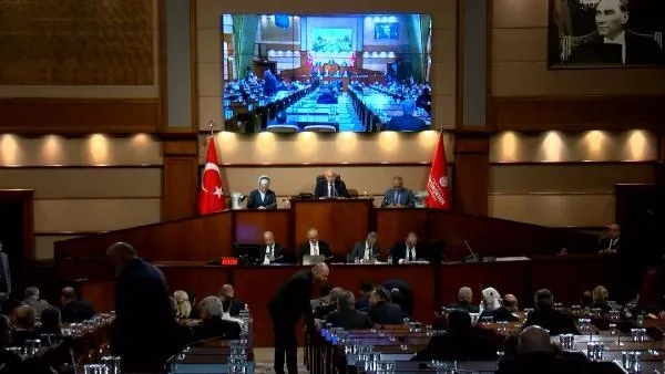 chpye-soguk-dus-mehmet-ali-tuy-ibb-meclis-toplantisinda-partisini-elestirdi-ak-partiyi-ovdu-1704986368092.jpeg CHP'li meclis üyesi partisini bombaladı! AK Parti ve Başkan Erdoğan'a övgüler yağdırdı: "Her şeye zamanında yetiştiler"-2