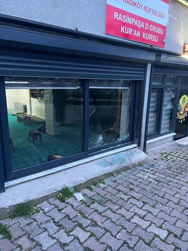 Kadıköy'de provokasyon! Önce Kur'an kursu camını teklemeyip kırdı sonra küfrederek uzaklaştı-6