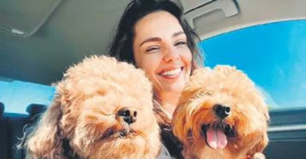 Yağmur Tanrısevsin'den iki sevimli köpeğiyle gülümseten kare