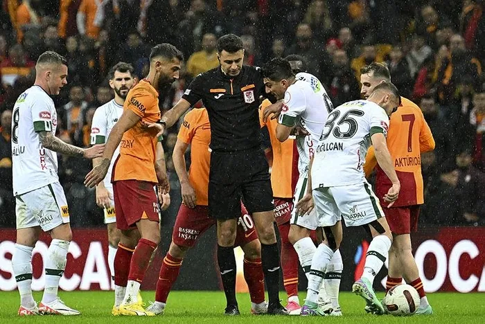 eksik-cok-hata-yok-galatasaray-konsyasporu-tek-golle-gecerek-3-puanin-sahibi-oldu-1704649628958.jpeg