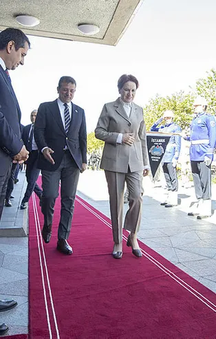Ekrem İmamoğlu Meral Akşener'i "cumhurbaşkanı" gibi karşıladı ortalık karıştı: Kemal Kılıçdaroğlu'na mesaj çekiyor