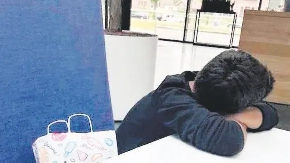 84 yaşındaki Mustafa dede genç meslektaşları ile mazbatasını aldı!-5