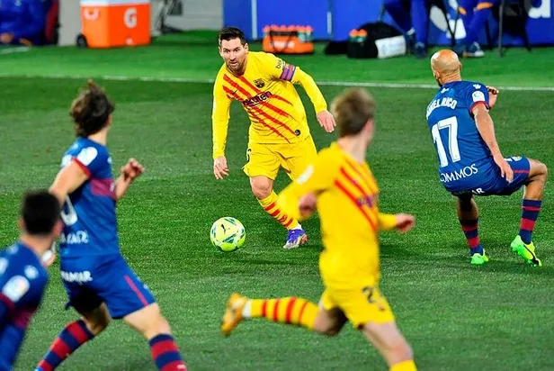 barcelonanin-yildizi-messi-la-ligada-500-macina-cikti-1609713687627.jpeg Barcelona'nın yıldızı Messi, La Liga'da 500. maçına çıktı!-4