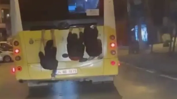 istanbulda-tehlikeli-yolculuk-patenlerle-iett-otobusunun-arkasina-takildilar-1680503584143.jpeg İstanbul'da tehlikeli yolculuk! Patenlerle İETT otobüsünün arkasına takıldılar-3