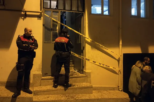 Evde bıçaklanmış halde bulundu, hastanede hayatını kaybetti