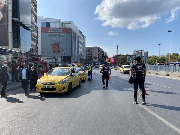 istanbulda-taksi-denetimleri-suruyor-kurallara-uymayanlara-ceza-yagdi-1634288804010.jpg İstanbul'da taksi denetimleri sürüyor! Kurallara uymayanlara ceza yağdı-4