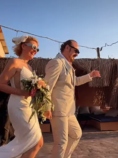 1782721755245.png Ünlü tenor Hakan Aysev 7. kez nikah masasına oturdu: İşte sosyal medyayı sallayan düğünden ilk kareler-5