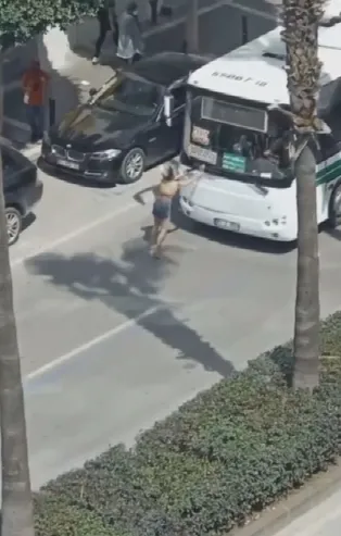 Adana'da bir tuhaf olay! Bir kadın yarı çıplak halde yolun ortasına yatıp...