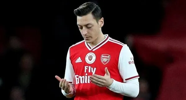fenerbahce-taraftari-dort-gozle-onu-bekliyordu-ve-mesut-ozil-istanbulda-1609872050118.jpeg