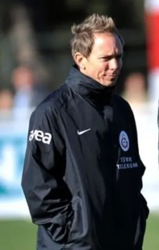 Scott Piri Aslan’a doğru