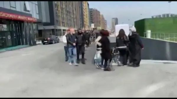 eski-avcilar-belediye-baskani-handan-toprak-adliyeye-sevk-edildi-1649083514506.jpg Eski Avcılar Belediye Başkanı Handan Toprak ihaleye fesat karıştırma ve resmi belgede sahtecilikten tutuklandı-4