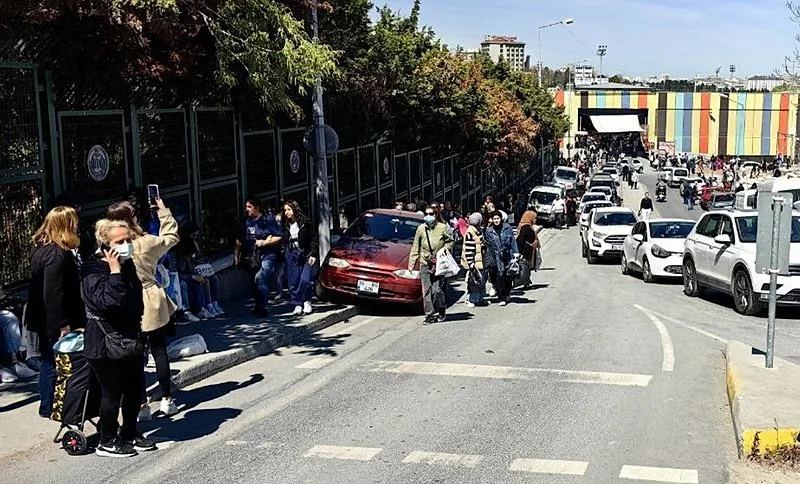 Bakırköy Halk Pazarı'nda bomba paniği! Yankesicilik yaparken yakalanan zanlı "bomba var" diye bağırdı-4