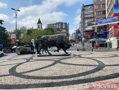 Kadıköy’deki Boğa Heykeli’nin bakımı bittikten sonra üstüne çıktılar! Dalga geçer gibi mesaj: Duyarlı olalım