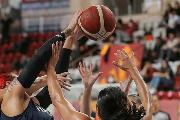 kadinlar-euroleaguede-fenerbahce-galatasaraya-fark-atti-1633553156500.jpeg