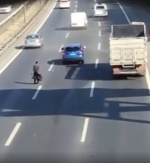 temi-karistiran-yaya-araclar-birbirine-girdi-1660633116687.jpg TEM'i karıştıran yaya: Araçlar birbirine girdi-2