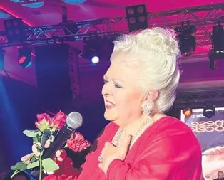 Kraliçe yeniden sahnede